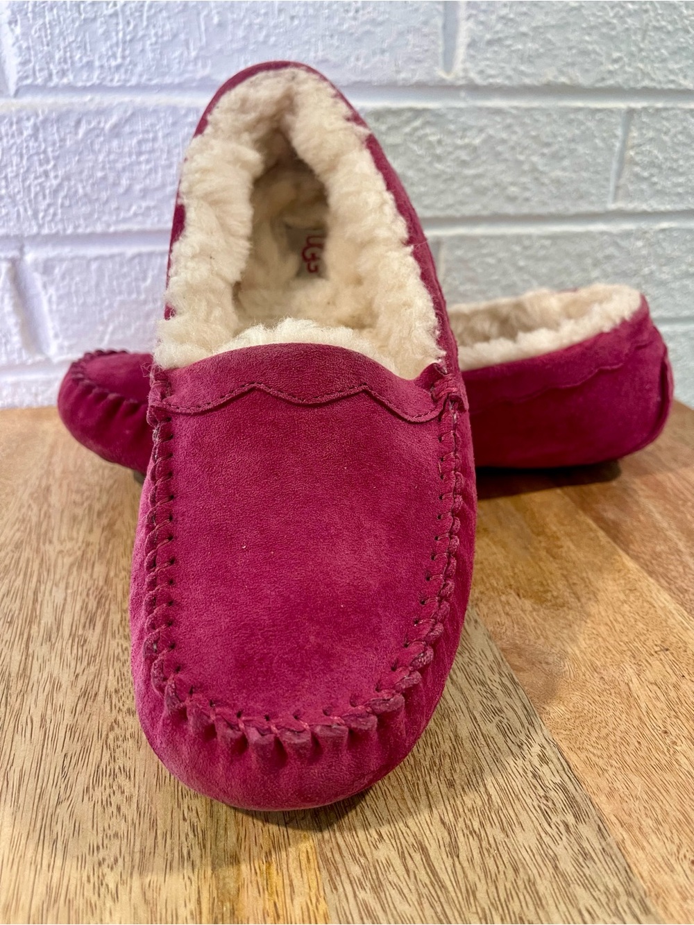 UGG Ansley Moccasin Slipper Shearling Size 8 / Berry Magenta Sheep Cozy Suede